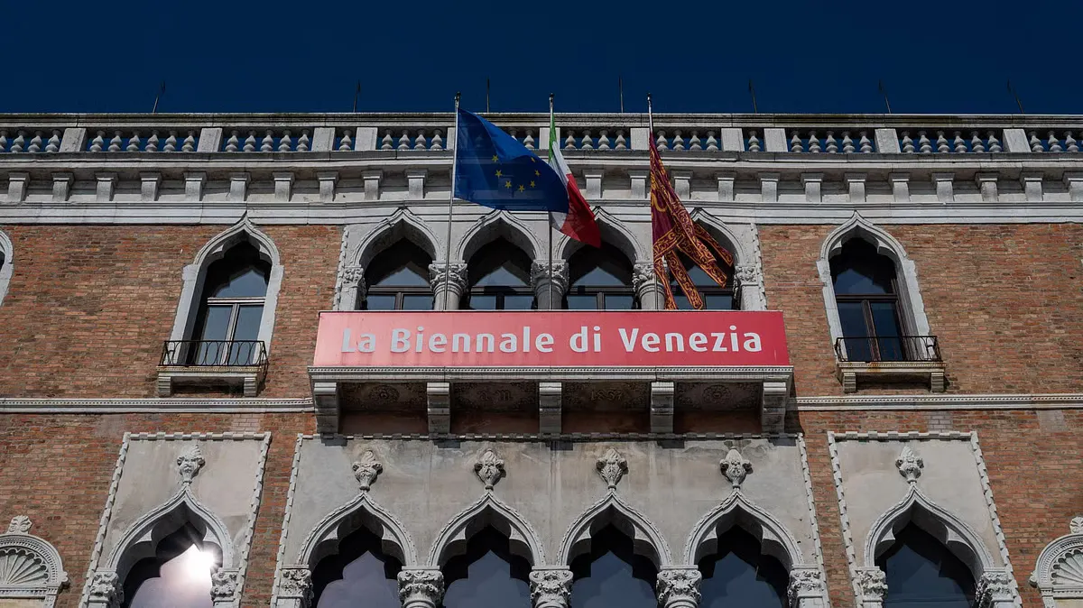 Еврокомиссия прекратила грантовое финансирование Венецианской биеннале современного искусства в размере 2 млн евро, выразив политическое несогласие с участием официального российского павильона.