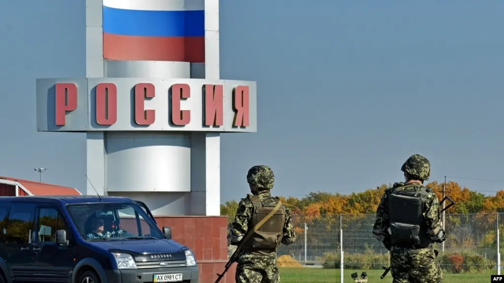 МВД России подготовило поправки, которые позволят отказывать в экстрадиции иностранцев и лиц без гражданства, если им предоставлено убежище в РФ, включая политическое. Под действие инициативы могут попасть, в частности, связанные с российскими спецслужбами хакеры и пророссийские активисты из стран ЕС.