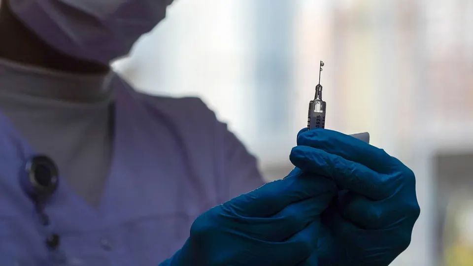 Российские ученые разрабатывают генотерапевтический препарат, который должен блокировать рецептор, запускающий старение клеток, и потенциально продлевать их «молодость». Проект реализуется в рамках нацпроекта «Новые технологии сбережения здоровья».