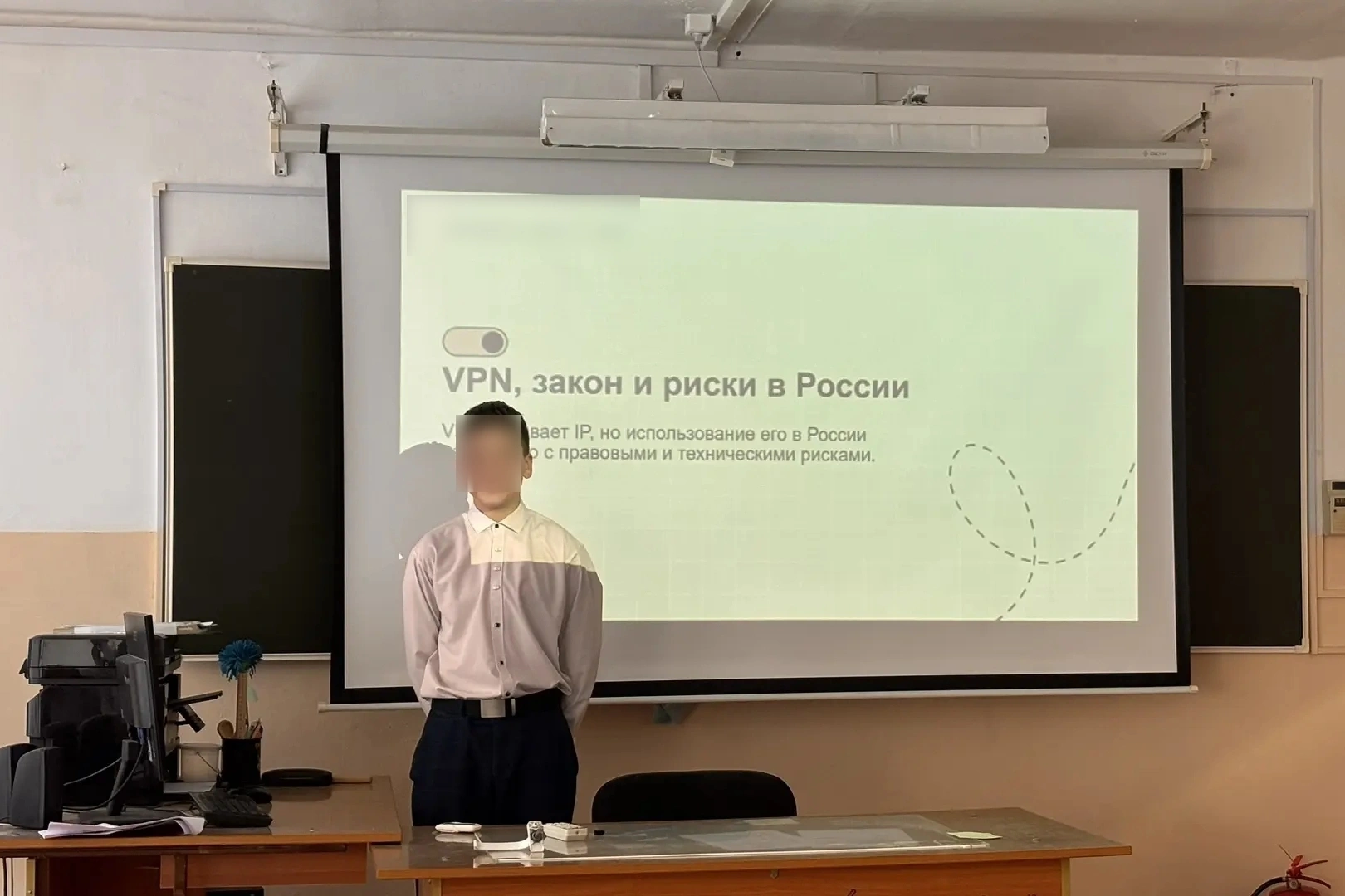 В учебных заведениях разных регионов России начали проводить специальные уроки по кибербезопасности, на которых школьникам рассказывают о рисках использования VPN-сервисов, утечках персональных данных и возможных правовых последствиях онлайн-активности.