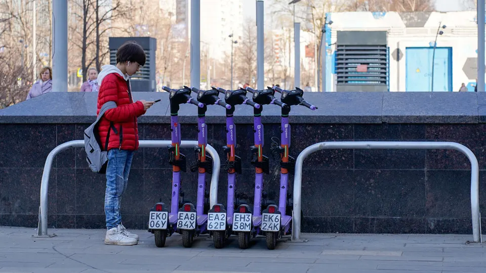 Столичный профильный вуз предложил разрешить аренду электросамокатов только через госмессенджер Max, а также использовать его для контроля частных владельцев СИМ и фиксации нарушений ПДД.