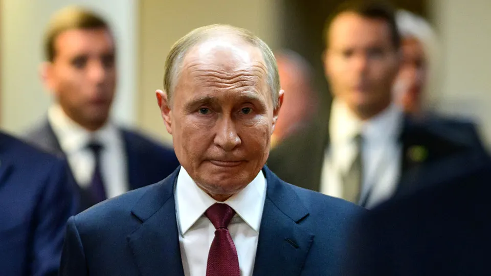 По данным ВЦИОМ, уровень одобрения деятельности Владимира Путина снижается седьмую неделю подряд и достиг минимальных значений с 2018 года на фоне блокировок и ужесточения интернет-контроля.