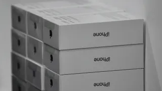 Крупные российские продавцы электроники накопили избыточные запасы смартфонов Apple и Samsung на фоне снижения спроса и покупательной способности, из‑за чего им приходится заметно снижать цены и распродавать устройства с крупными скидками.