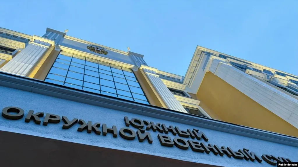 Южный окружной военный суд в Ростове-на-Дону приговорил троих молодых людей к срокам от восьми до десяти лет лишения свободы по делу о несостоявшемся поджоге военных комиссариатов. Дело рассматривалось как теракт и диверсионная деятельность на фоне ужесточения законодательства после начала войны в Украине.