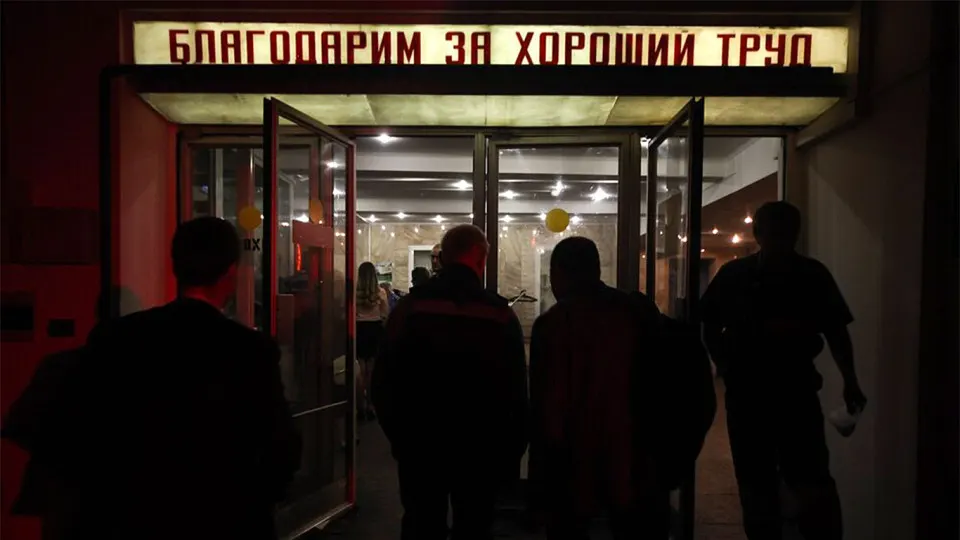 К 1 апреля под планируемые сокращения в бюджетном секторе попало свыше 105 тысяч человек, больше всего — в Москве и ряде регионов. Власти связывают урезание штатов с дефицитом федерального и региональных бюджетов, а также курсом на «повышение производительности» и цифровизацию.