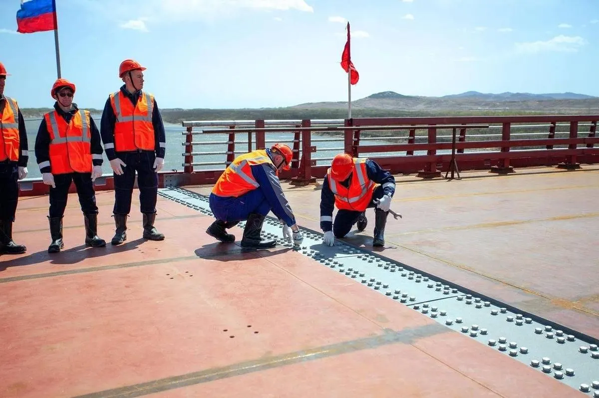 К июню 2026 года на границе России и КНДР планируют запустить первый прямой автодорожный мост через реку Туманную. Проект должен усилить торговые и транспортные связи и увеличить пропускную способность погранперехода «Хасан».