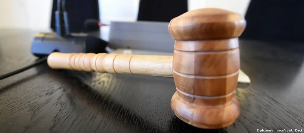 Советский районный суд Воронежа признал 24‑летнего Романа Мальцева виновным в демонстрации запрещённой символики и назначил год исправительных работ; дело строилось на рапорте сотрудника Центра «Э».