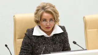 Спикер Совфеда Валентина Матвиенко заявила, что предотвратить вымирание России можно, если россияне перестанут «ютиться в квартирах крупных городов», переедут в просторные дома по всей стране, будут создавать многодетные семьи и благоустраивать дворы, тогда как демографическая статистика фиксирует исторические минимумы рождаемости и рост естественной убыли населения.