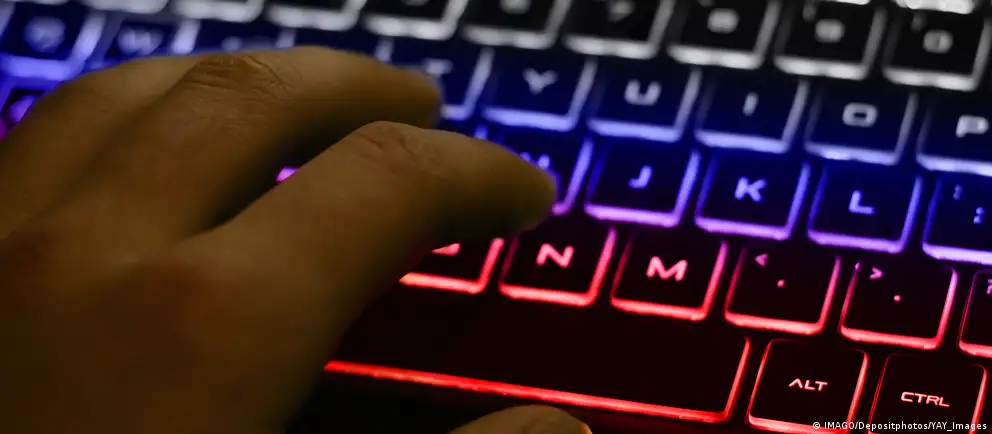 Минцифры планирует ввести сборы за международный трафик, приравняв к нему использование VPN для доступа к запрещённым ресурсам. Плату сначала хотят применить к мобильным сетям, операторы могут фильтровать трафик или повышать стоимость доступа к зарубежным каналам.