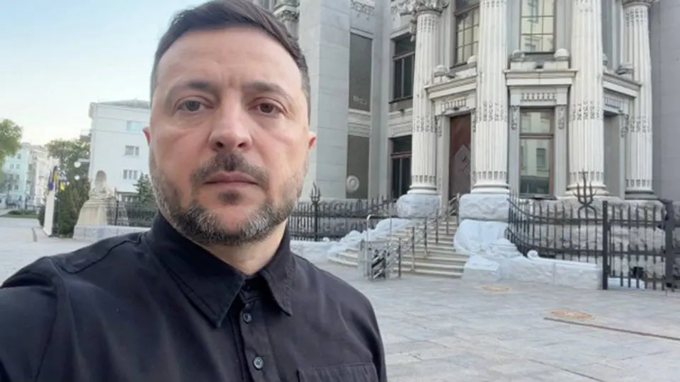 Украина настаивает на длительном прекращении огня с гарантиями безопасности; в Кремле предложили временное перемирие на период 9 мая — реакция Киева пока уточняется.