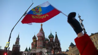 Просроченная дебиторская задолженность бизнеса в России выросла до 8,2 трлн рублей, или 3,8% ВВП: сильнее всего пострадали обрабатывающая промышленность и торговля, а неплатежи крупных госкомпаний превращают госконтракты в убыточные проекты для малого бизнеса.