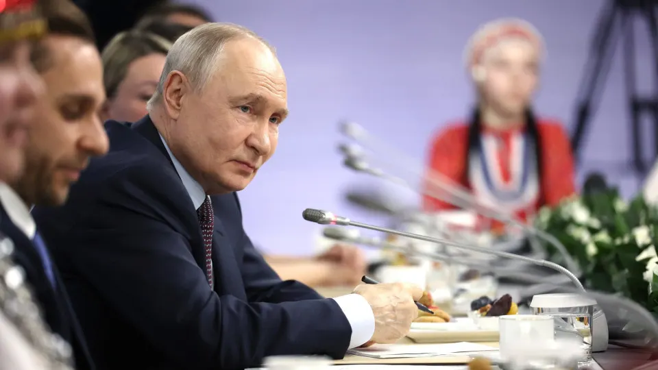 Во время встречи с представителями коренных малочисленных народов президент в очередной раз поднял тему переправы на Сахалин, отметив, что ключевой проблемой остаётся стоимость и развитие прилегающей инфраструктуры; аналогичные обещания звучали уже несколько раз за последние восемь лет.