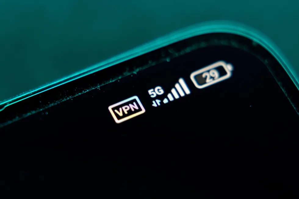 Объединение российских разработчиков программного обеспечения просит власти публично признать нынешнюю политику блокировок в интернете неудачной, ослабить ограничения и сформировать совместный с IT‑сообществом орган для выработки новой, более взвешенной стратегии.