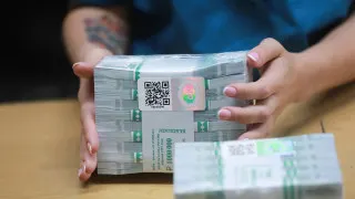 За одну неделю объем наличных в обращении в России вырос почти на четверть триллиона рублей — граждане снимают деньги на фоне сбоев мобильного интернета, усиления блокировок карт и планов расширить налоговый контроль за переводами.