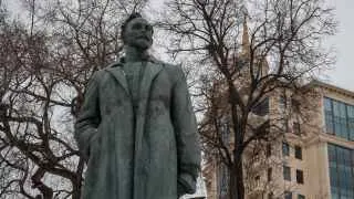 Президент Владимир Путин присвоил Академии ФСБ почетное наименование в честь Феликса Дзержинского, основателя ВЧК и организатора красного террора. Решение сопровождается обсуждением символического значения фигуры Дзержинского и исторической роли чекистских структур.