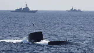 Токио радикально ослабил послевоенные ограничения на экспорт летальных вооружений, открыв путь к поставкам ракет, кораблей, подлодок и самолетов за рубеж при жёстком контроле и редких исключениях для зон конфликта.