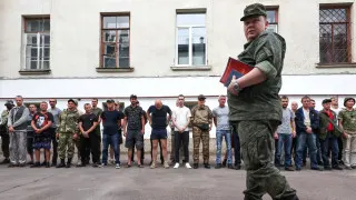 Минобороны подготовило поправки, позволяющие проверять военнослужащих на алкогольное опьянение прямо в частях с помощью экспресс-тестов, без обязательной доставки в медучреждение. Инициатива связана с трудностями медосвидетельствования в условиях боевых действий и сообщениями о наборе в армию людей с алкогольной зависимостью.