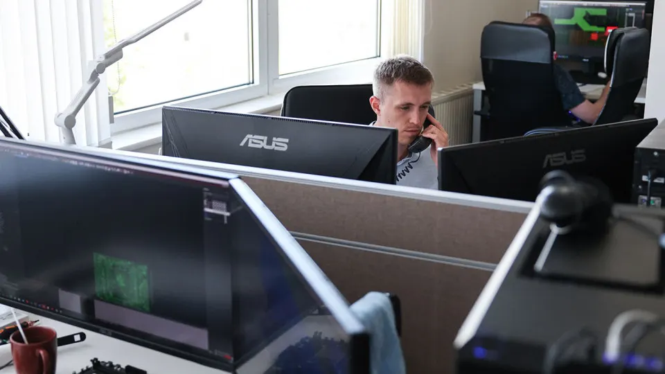 Опросы ИТ‑специалистов показывают, что компании сохранят смешанную инфраструктуру из российского, западного и азиатского ПО до 2030–2031 годов, тогда как в Госдуме обсуждают ужесточение требований по переходу на отечественные решения.