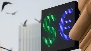 Центробанк установил минимальные за более чем год курсы доллара, евро и юаня. Укрепление рубля эксперты связывают с ростом цен на нефть, высокими экспортными доходами и приостановкой действия бюджетного правила, однако власти уже обсуждают возвращение на валютный рынок для сдерживания курса.