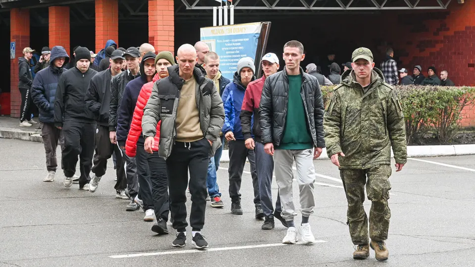 Молодому человеку, получившему повестку, запретили покинуть страну при попытке выехать через Беларусь. Правозащитники отмечают, что это может быть следствием обмена данными между электронным реестром повесток и пограничными службами.