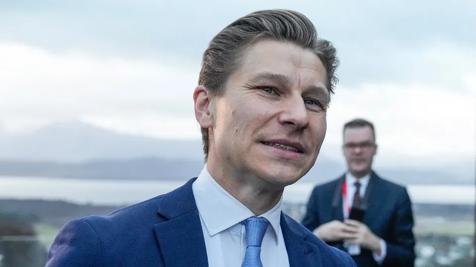 Правительство Финляндии внесло в парламент законопроект, снимающий запрет на ввоз, транзит, поставку и хранение ядерного оружия в рамках национальной и коллективной обороны НАТО, при этом разработка и подрыв ядерных устройств по‑прежнему останутся уголовным преступлением.