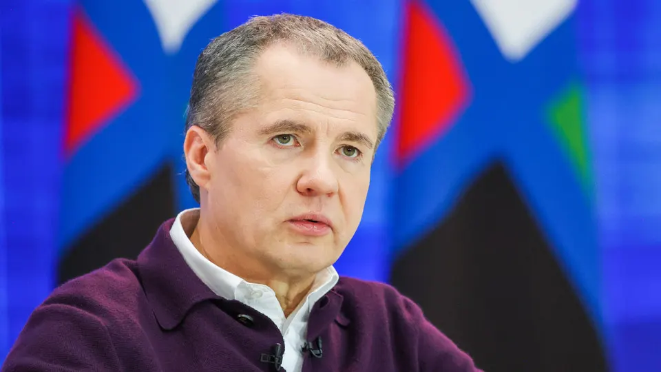 После слухов о скорой отставке губернатора Белгородской области рассматривается вариант назначения ему посла в Абхазии. Отставку связывают с проблемами со здоровьем и падением уровня жизни в регионе. В числе кандидатов на замену называют заместителя губернатора Иркутской области с военным прошлым. Белгород остаётся прифронтовым регионом с сотнями жертв за последние годы.