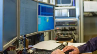 Минцифры предложило ввести административные штрафы для госструктур и компаний с госучастием, которые не успеют к 2030 году перевести объекты критической инфраструктуры на отечественное программное обеспечение и доверенные программно‑аппаратные комплексы.