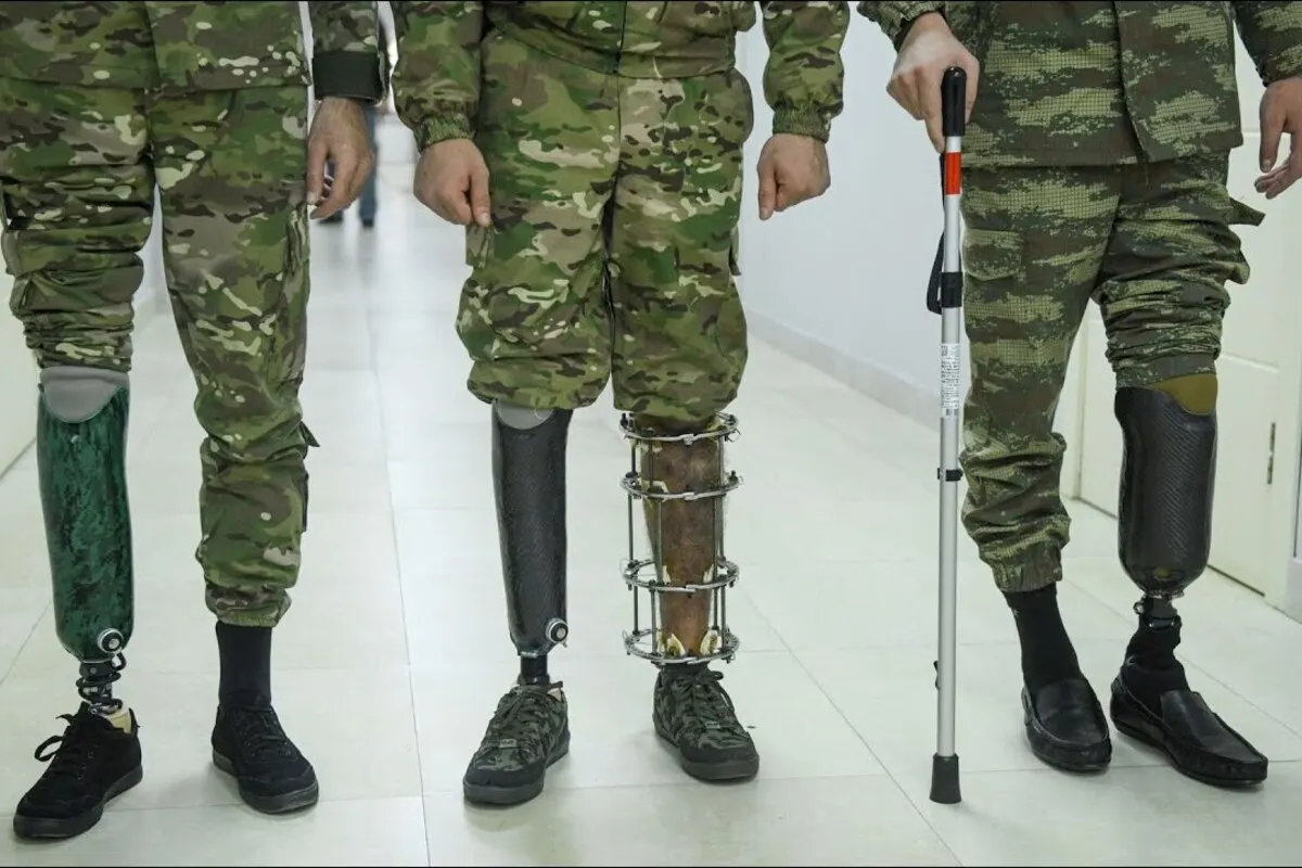 Минтруд предлагает распространить квоты на трудоустройство людей с инвалидностью, включая ветеранов боевых действий, на все подразделения компаний — от филиалов до магазинов и складов. Бизнес предупреждает о росте издержек и риске штрафов без компенсаций и налоговых льгот.