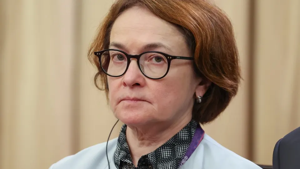 Центробанк сообщил о замедлении российской экономики в начале 2026 года, связав это с неблагоприятной погодой, налоговыми изменениями и сокращением рабочих дней, несмотря на ожидания роста ВВП.