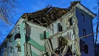 В Сызрани один из украинских беспилотников попал в многоэтажный жилой дом, частично обрушив подъезд. Спасатели извлекли из-под завалов 11 человек, в том числе двоих детей. Атака стала частью массированного налёта дронов на ряд регионов России.