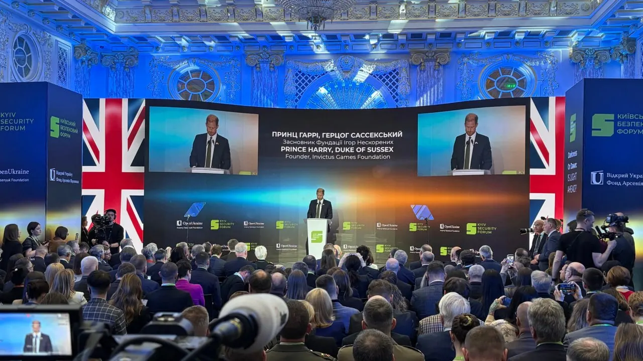 Принц Гарри, прибывший в Украину как частное лицо, на форуме заявил, что выступает как солдат, гуманитарный деятель и друг страны, и призвал Владимира Путина прекратить войну, напомнив США об обязательствах по защите украинских границ после отказа Киева от ядерного оружия.