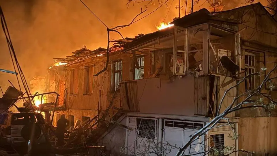 Российские беспилотники в ночь на 24 апреля нанесли массированный удар по Одессе: повреждены жилые дома, есть погибшие и раненые. За последние дни атакам подверглись также Днепр, Сумы, Киев и Харьков.