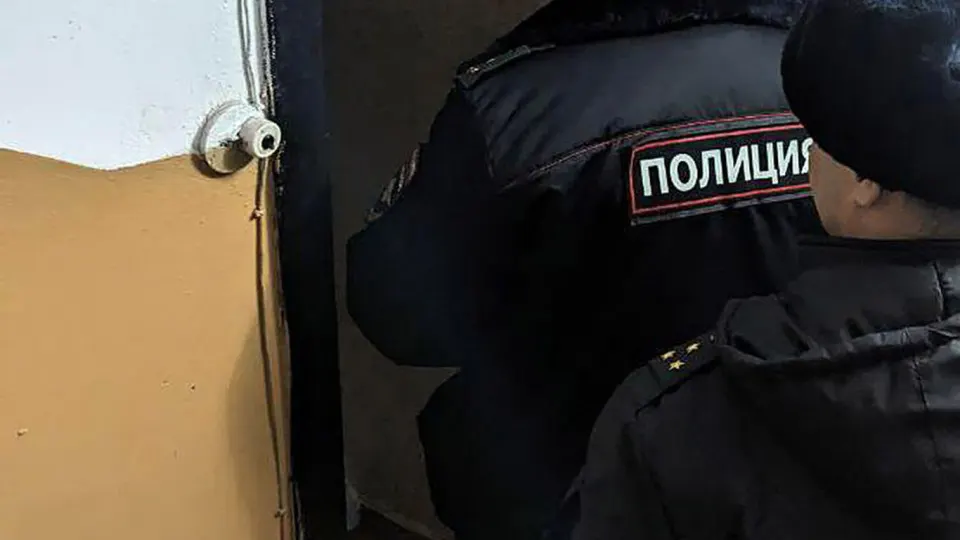 Двое молодых людей, один из которых несовершеннолетний, задержаны после того, как на дверях трёх сотрудников Роскомнадзора обнаружили молотки с пятнами, похожими на кровь. По факту возбуждено уголовное дело о хулиганстве на фоне масштабной блокировки Telegram в России.