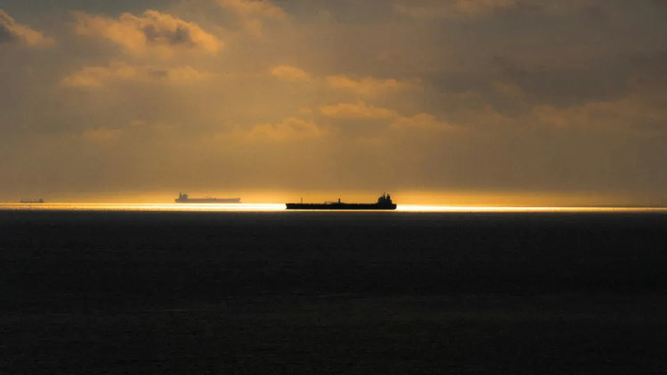 После начала активных досмотров подсанкционных танкеров у берегов Швеции часть судов с российской нефтью стала обходить территориальные воды страны и ходить более протяжёнными маршрутами через Балтийское море и Северную Атлантику, что увеличивает затраты и риски перевозок.