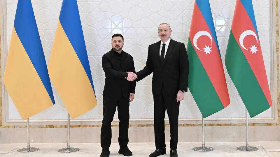 В Габале президенты Азербайджана и Украины подтвердили взаимную поддержку суверенитета и территориальной целостности, договорились развивать совместное производство вооружений и обсудили возможность трехсторонних мирных переговоров с участием России и США.
