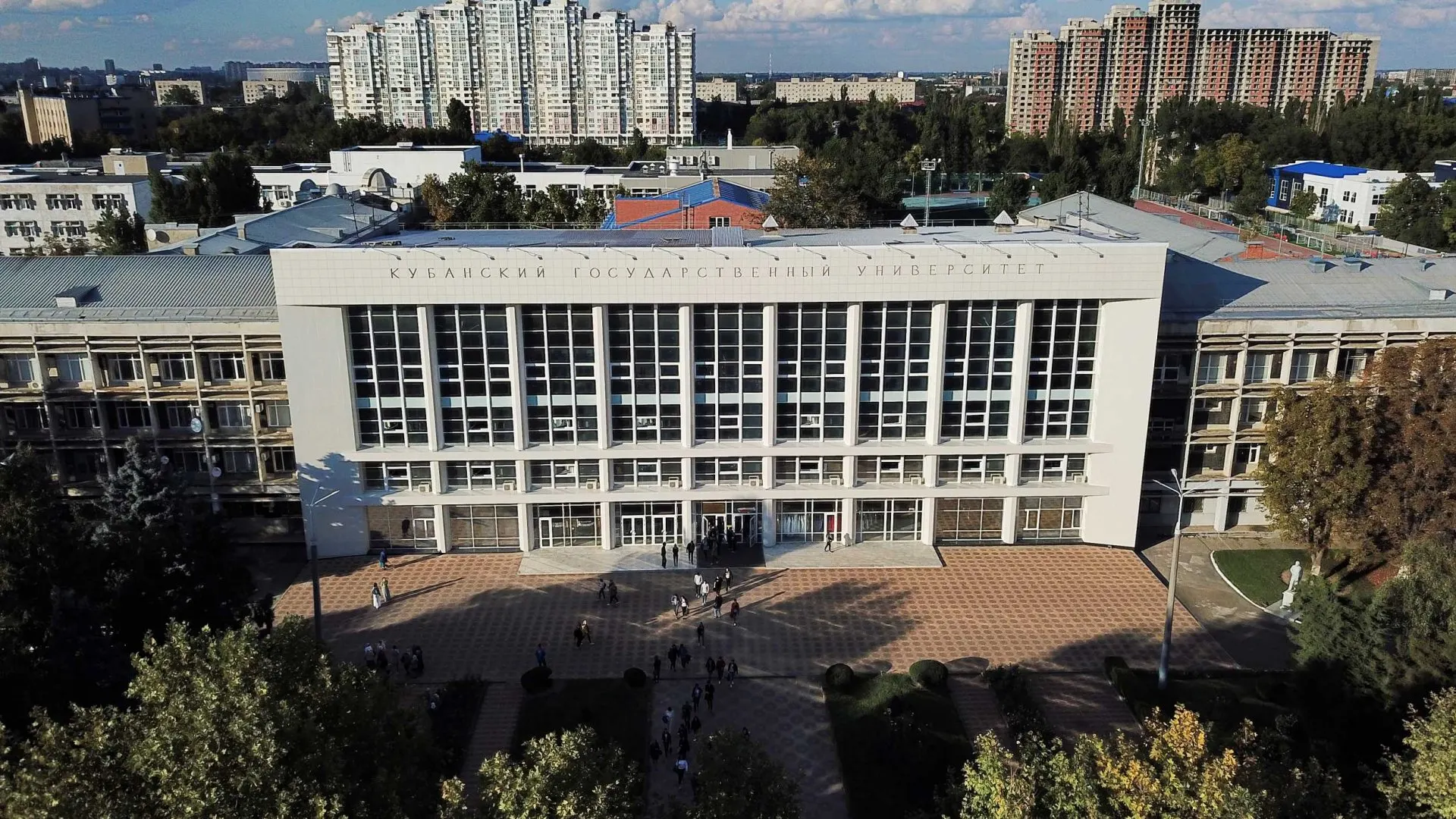 По словам источников, студентов Кубанского государственного университета вывели с занятий и вызвали на военно‑патриотическое мероприятие, где их агитировали идти на службу; источники также сообщают о давлении на медиков и учащихся колледжей с требованием подписать контракты.