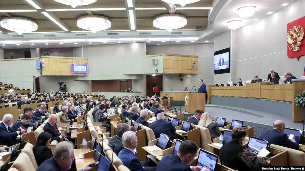 Поправки предусматривают привлечение к административной ответственности граждан, находящихся за пределами РФ, по ряду политически значимых правонарушений и возможность ареста имущества по решению суда.