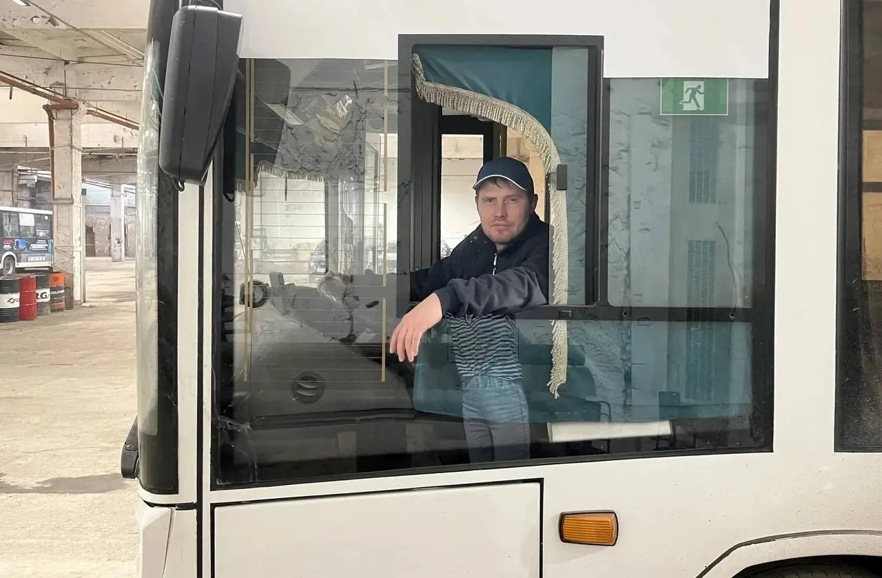 Виталий Дегтярев, водитель с почти 20‑летним стажем, рассказывает о буднях на маршруте №189: пробки, внимание пассажиров через приложения и необходимость сохранять спокойствие и вежливость.