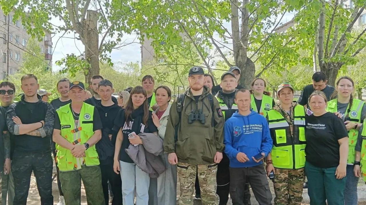Девочка ушла вечером 25 мая из дома в посёлке Энергетиков. Ночью и утром её искали волонтёры, полиция и местные жители — ребёнка заметил проезжавший мимо мужчина и отвёз в отдел полиции.