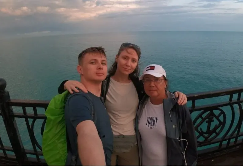 Суд признал женщину виновной за комментарий в интернете. Ей изъяли телефоны и допросили в Управлении ФСБ, сын предполагает, кто мог написать донос.