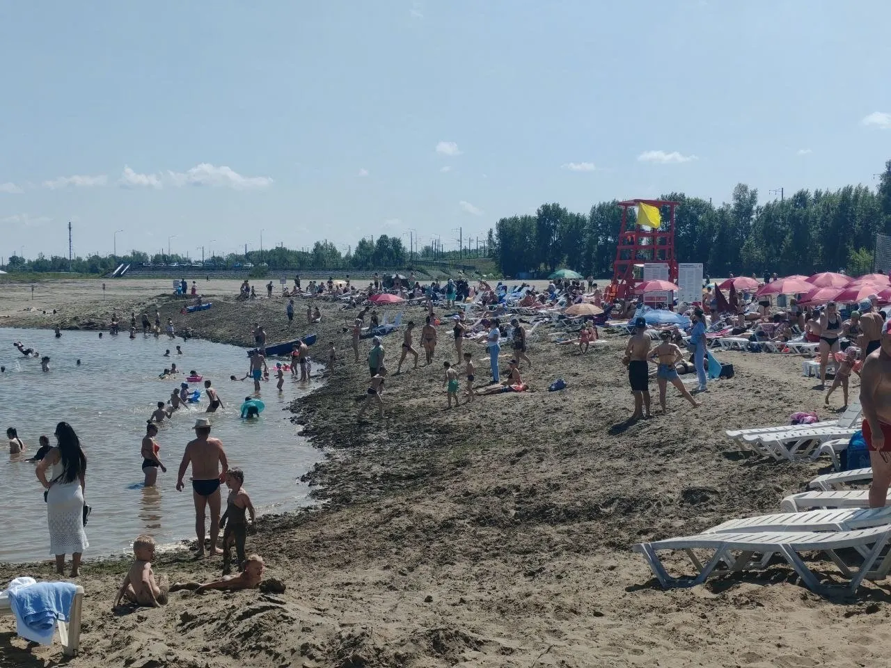Власти Барнаула определили 5 пляжей и 9 открытых бассейнов, признанных безопасными для отдыха у воды летом 2024 года.