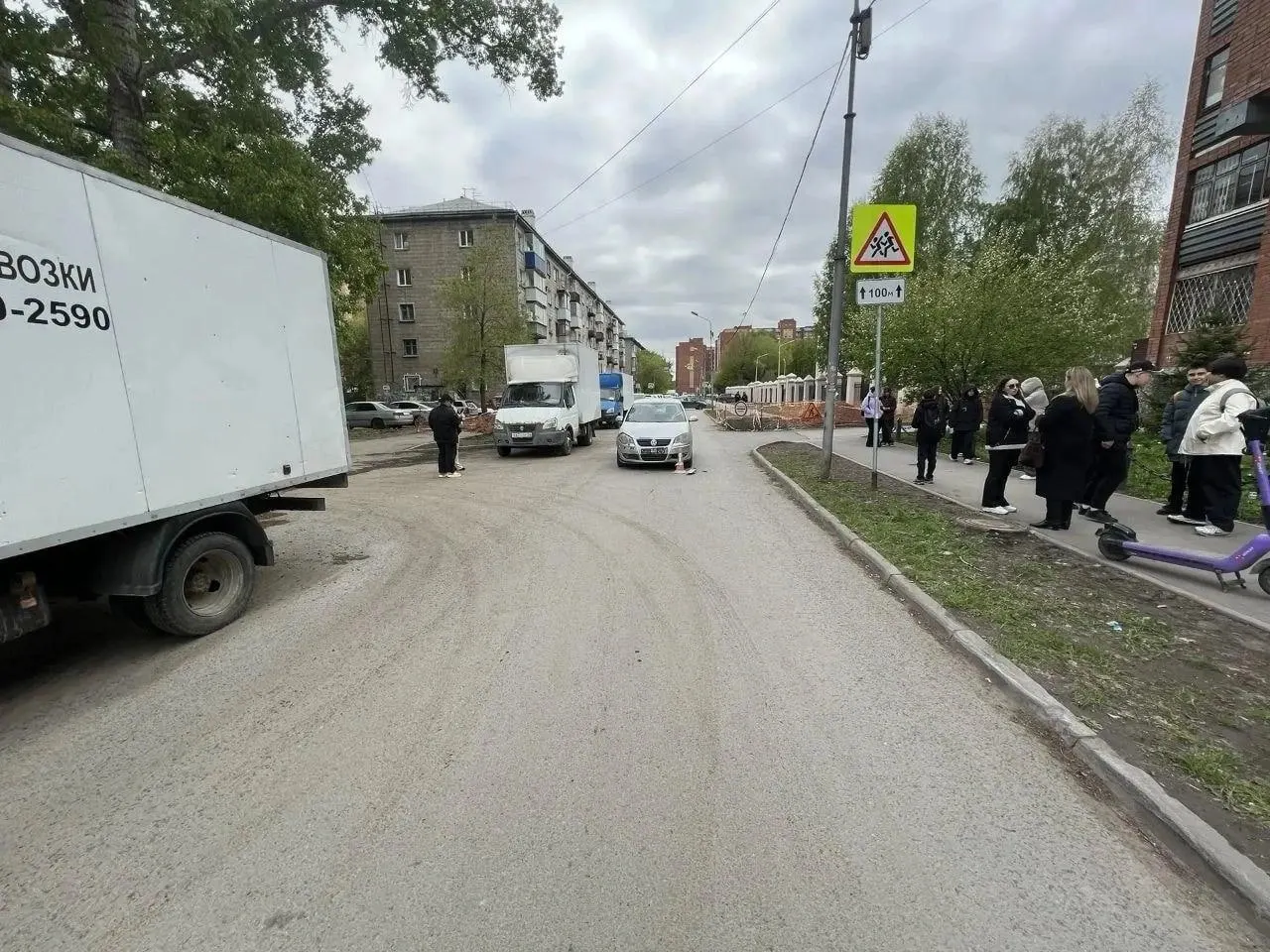 Вечером в Кировском районе у дома на Обогатительной, 4 автомобиль сбил 12-летнего мальчика на электросамокате. По предварительной информации, ребёнок двигался справа налево по ходу движения машины; состояние пострадавшего пока неизвестно.