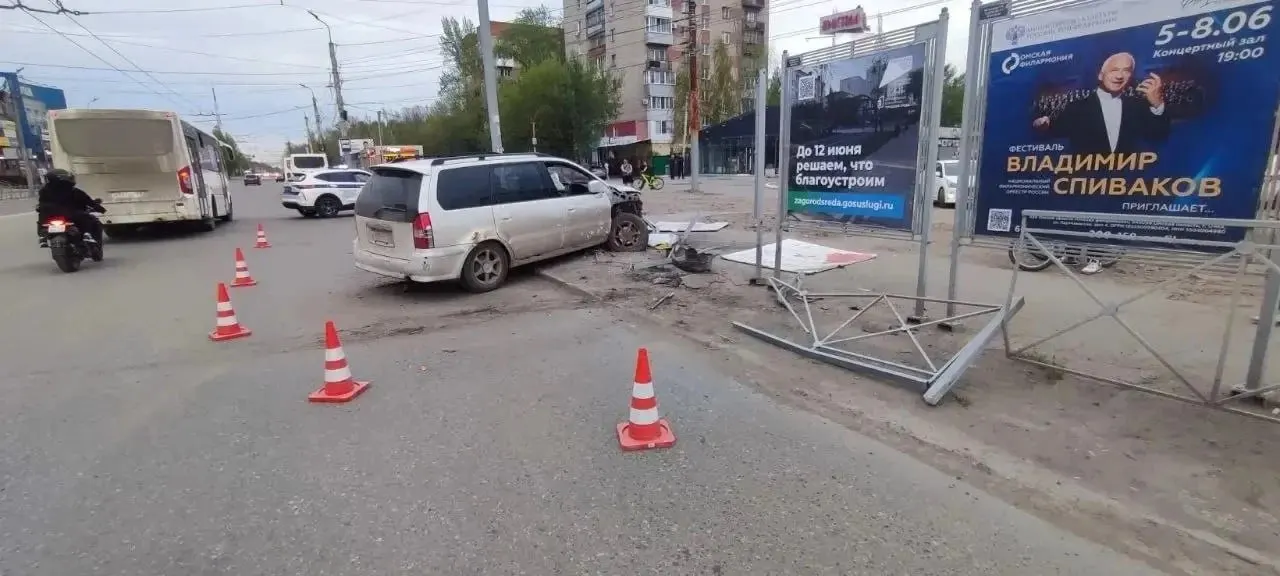 На проспекте Мира возле КДЦ «Кристалл» легковой автомобиль не выдержал боковой интервал и столкнулся с мотоциклом. Оба водителя доставлены в больницу, на пьяного виновника составлен протокол.