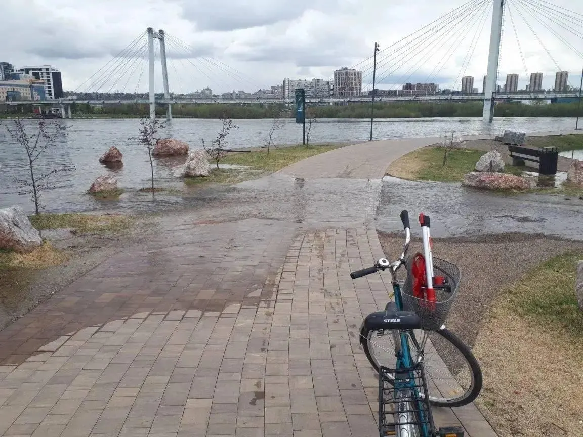 На набережной у залива Стрелка вода переливается через дамбу: частично подтоплены прогулочные зоны, ограничен доступ к качелям и смотровой площадке. Администрация парка просит быть осторожными.