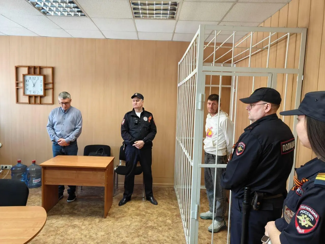 Мужчин задержали 3 мая; изначально дело квалифицировали как лёгкий вред здоровью, позже — как хулиганство. Пострадавшая скончалась через месяц после нападения.