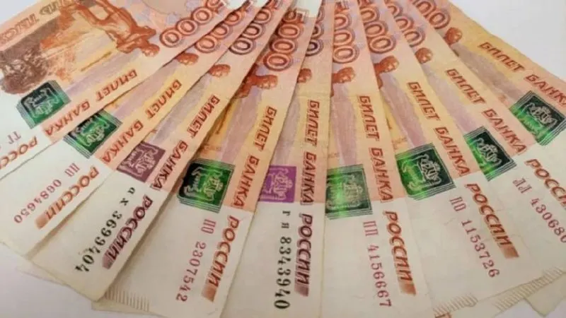67‑летний мужчина перевёл свыше 1,3 млн руб. на два счёта при покупке иномарки через объявление в мессенджере; по факту возбуждено уголовное дело.