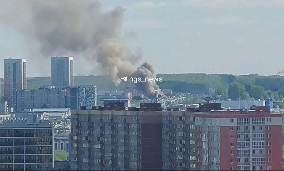 Над торговым центром поднялся столб дыма. По информации спасателей, загорело работающее кафе — на месте работали пожарные, сейчас дыма уже нет.