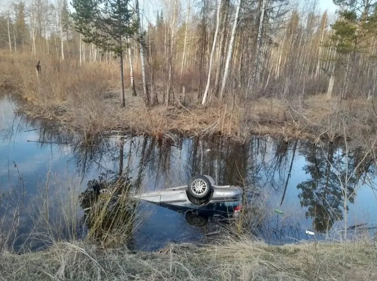17‑летний водитель Toyota Caldina съехал с трассы в водоём, образовавшийся после таяния снега. Молодой человек скончался на месте, полиция и прокуратура проводят проверку.