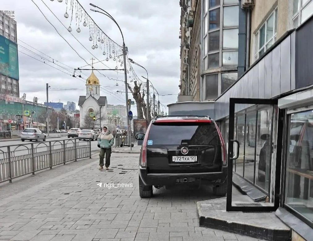 Жители заметили Cadillac Escalade на тротуаре у дома на Красном проспекте, 28. Владелец утверждает, что остановился ради разгрузки товара; в Федерации автовладельцев напоминают, что ПДД допускают кратковременную остановку для выгрузки, но по фото это трудно подтвердить.
