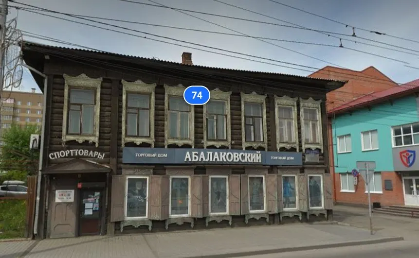 Администрация намерена изъять жилое помещение в деревянном доме на Ленина, 74 и демонтировать здание как аварийное. Статус объекта исторического наследия в отношении сносимой части пока не ясен.